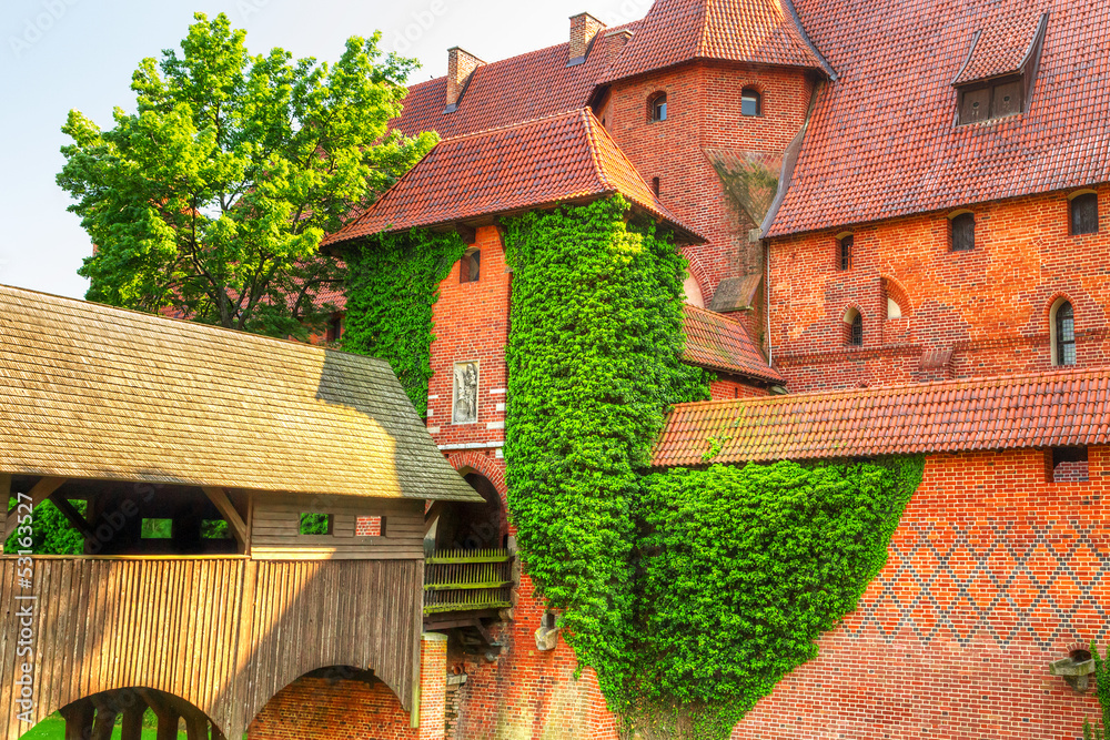 波兰夏日风景中的马尔博克城堡的城墙和塔楼