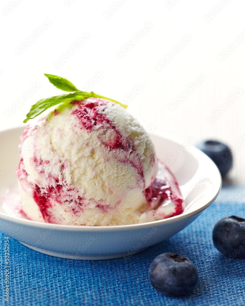 一勺白碗蓝莓冰淇淋