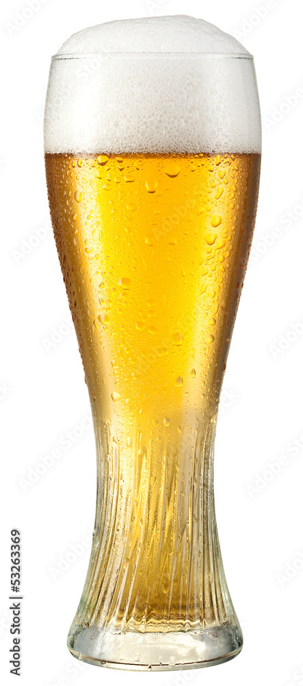一杯淡啤酒，在白色背景上分离出液滴。Cli