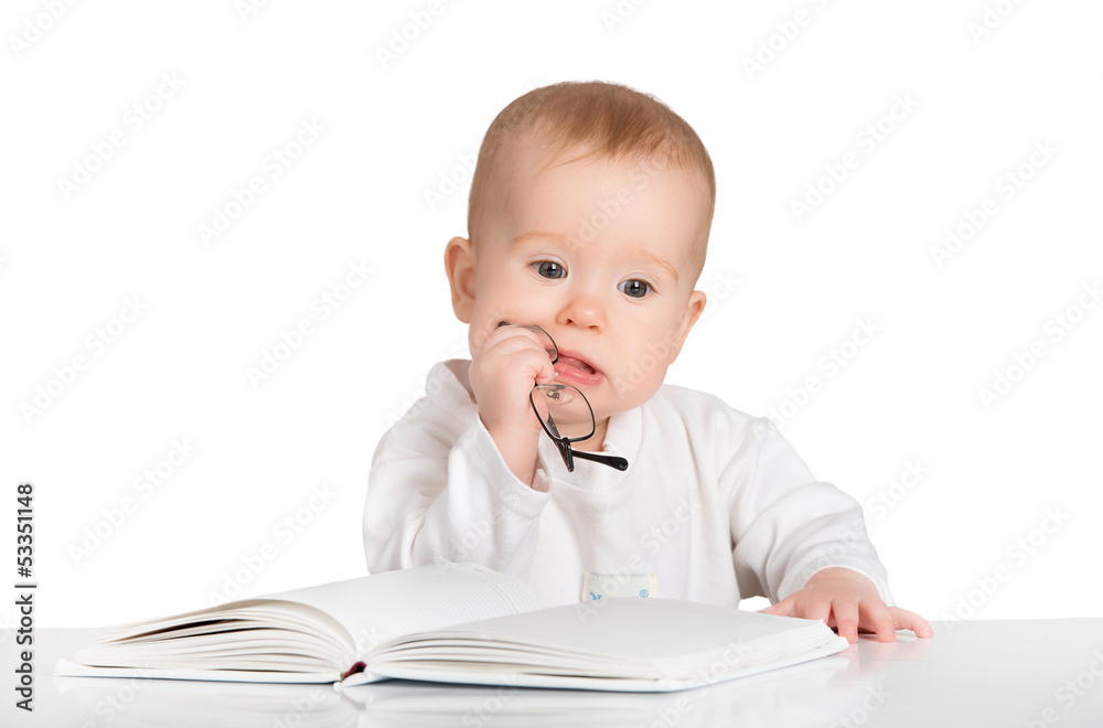 有趣的婴儿在阅读一本孤立在白色背景下的书