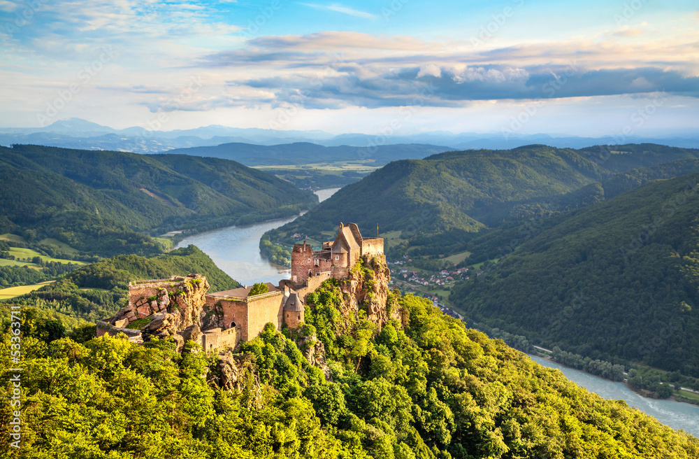 奥地利瓦绍城堡废墟和多瑙河景观