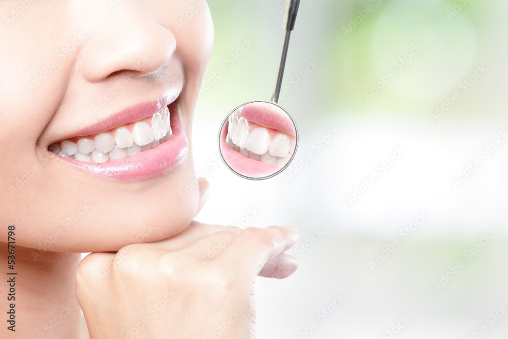健康女性牙齿和牙医口腔镜