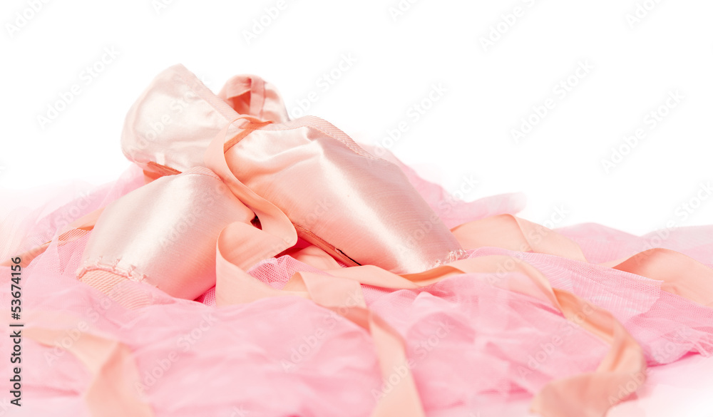 粉色布上的芭蕾舞鞋被隔离