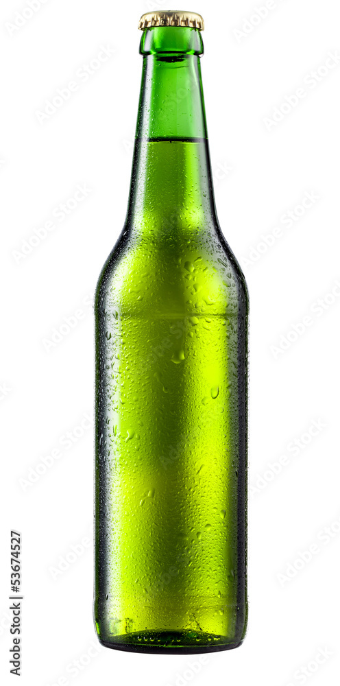 一瓶白色背景上有水滴的啤酒。带有剪裁拍