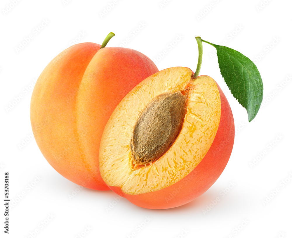 孤立的杏子。一个完整的新鲜杏子，带叶子，半个孤立在白色背景上