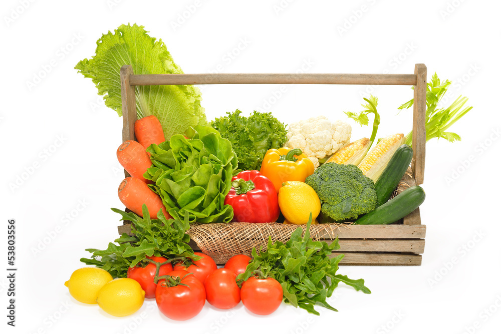 白底木篮中的水果和蔬菜