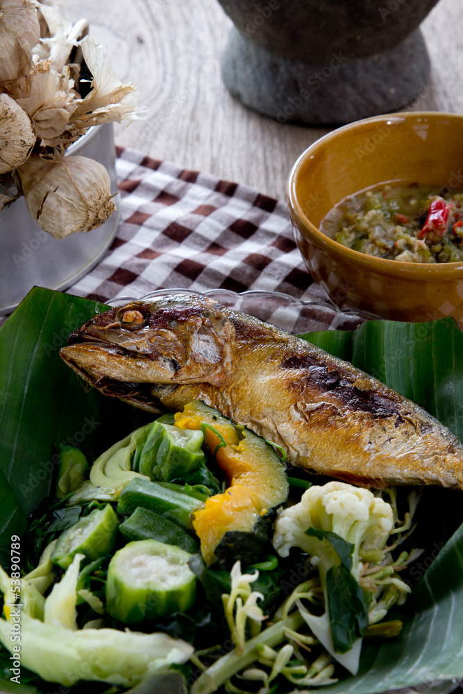 泰国菜虾酱配炸鲭鱼和蔬菜