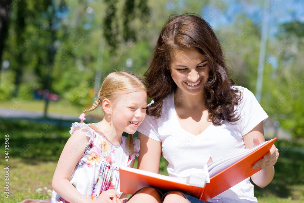 女孩和一个年轻女人一起读书