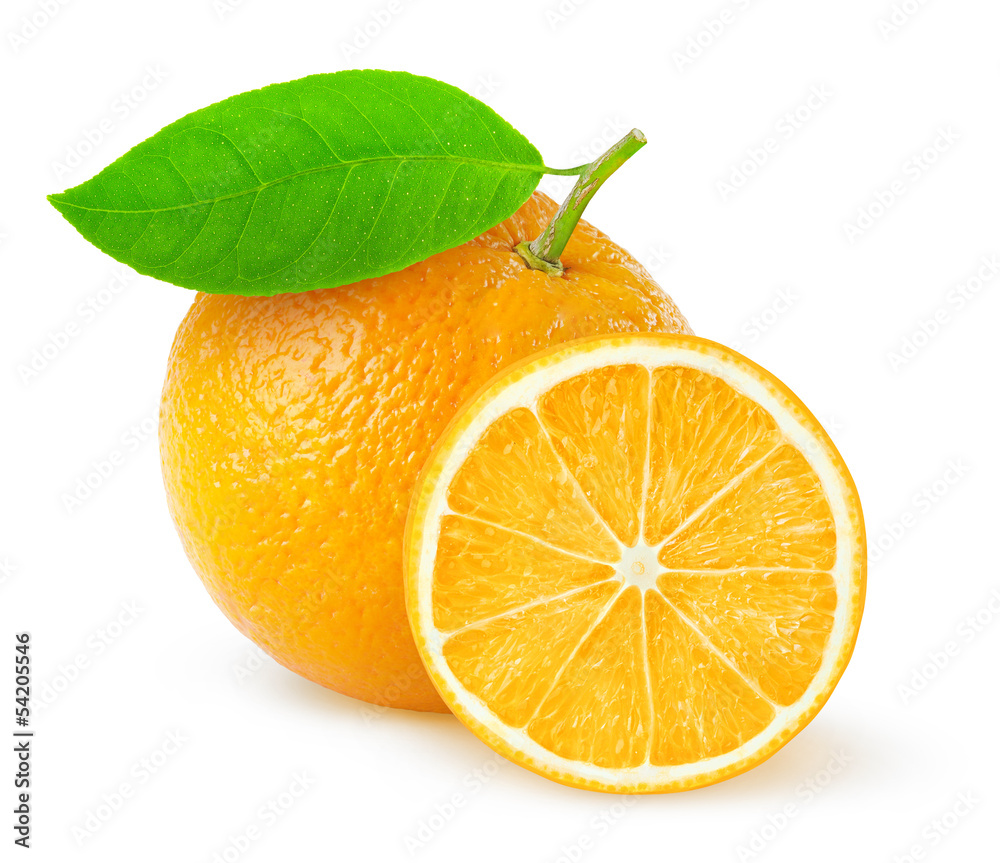 孤立的橙色。一个完整的橙色果实，带叶子，一片在白色背景上分离