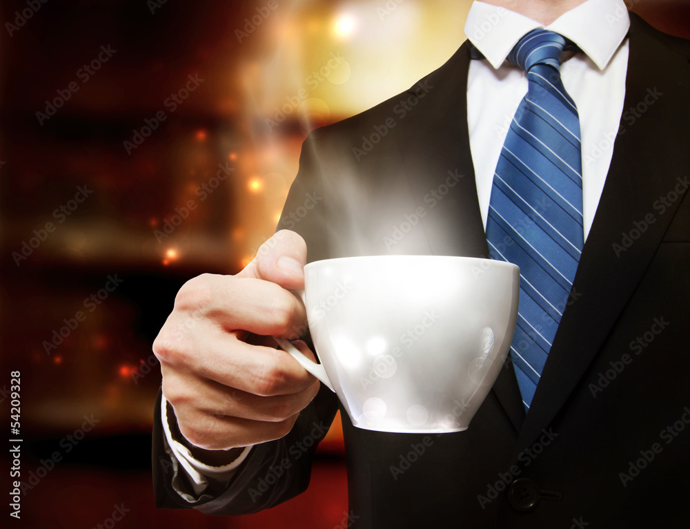 商务人士端着一杯咖啡