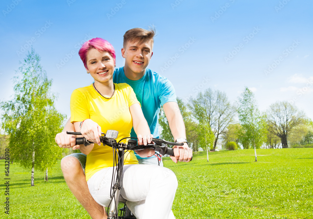 自行车上的微笑情侣