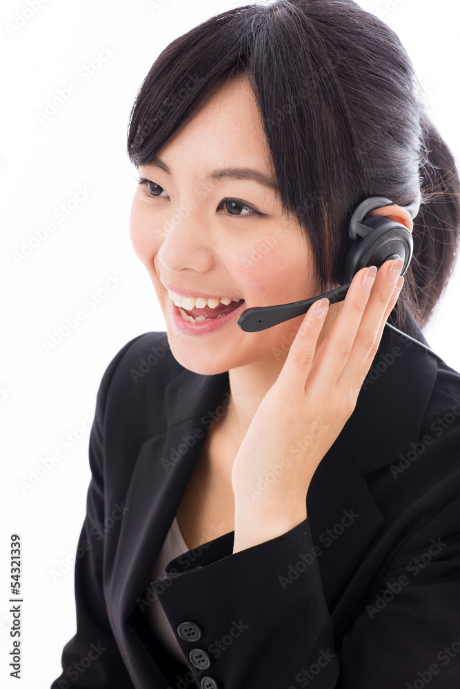 戴着耳机说话的年轻亚洲女商人