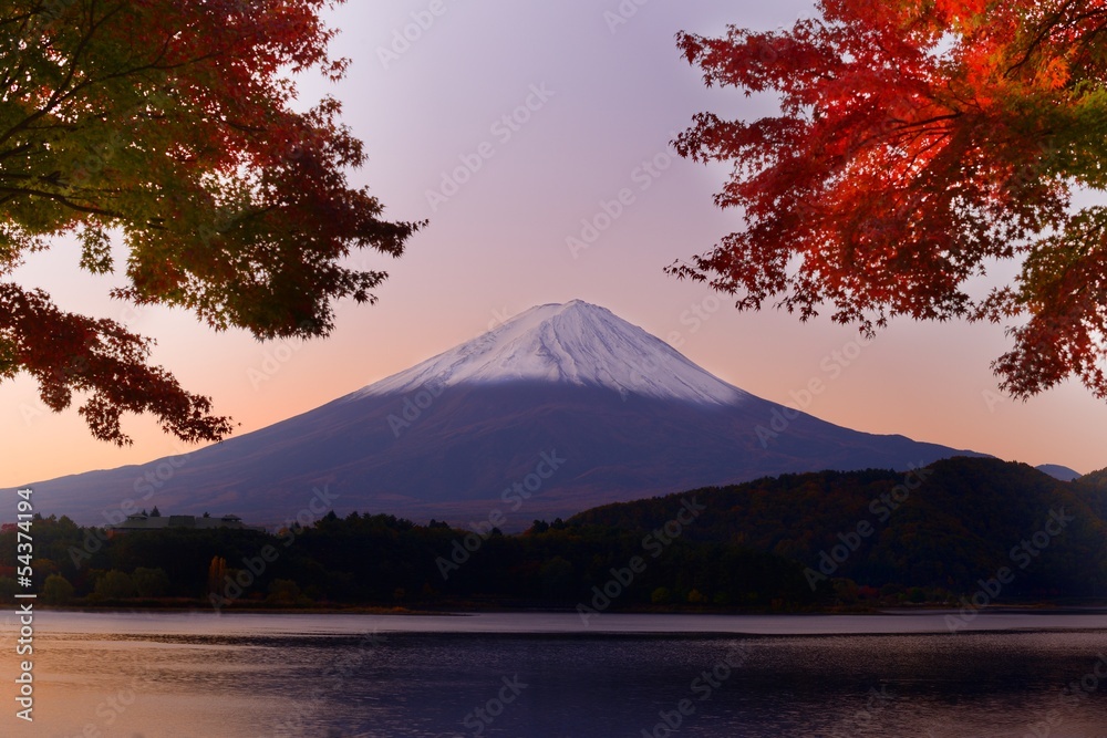 秋天黎明的富士山
