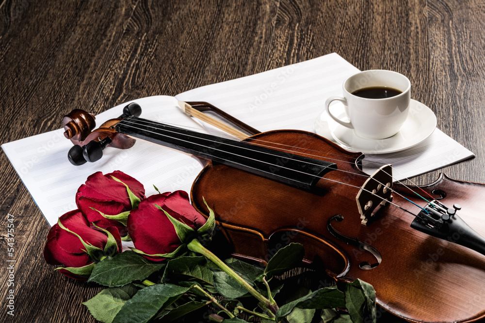 小提琴、玫瑰、咖啡和音乐书籍