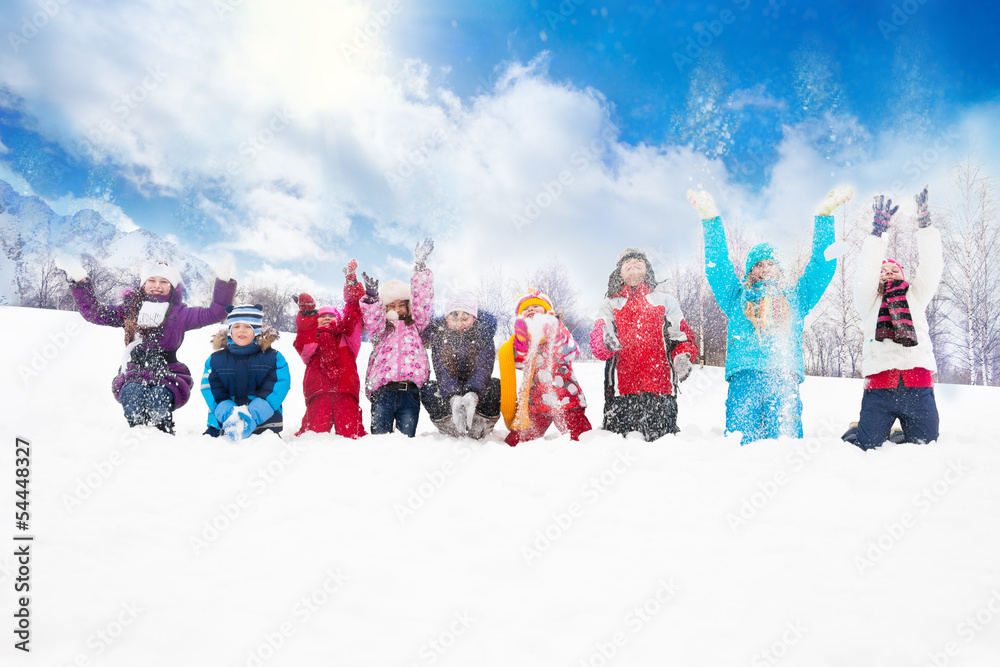 一群孩子向空中扔雪