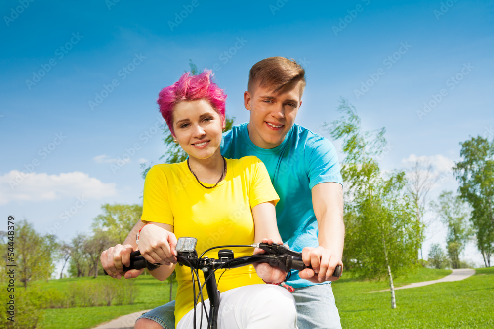 骑自行车的可爱情侣