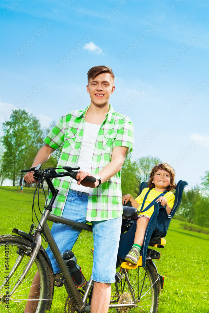 父亲带着儿子骑自行车