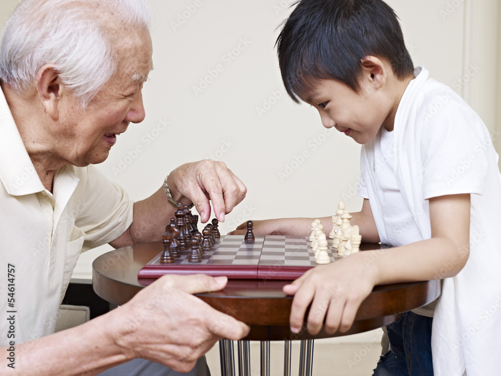 爷爷和孙子下棋