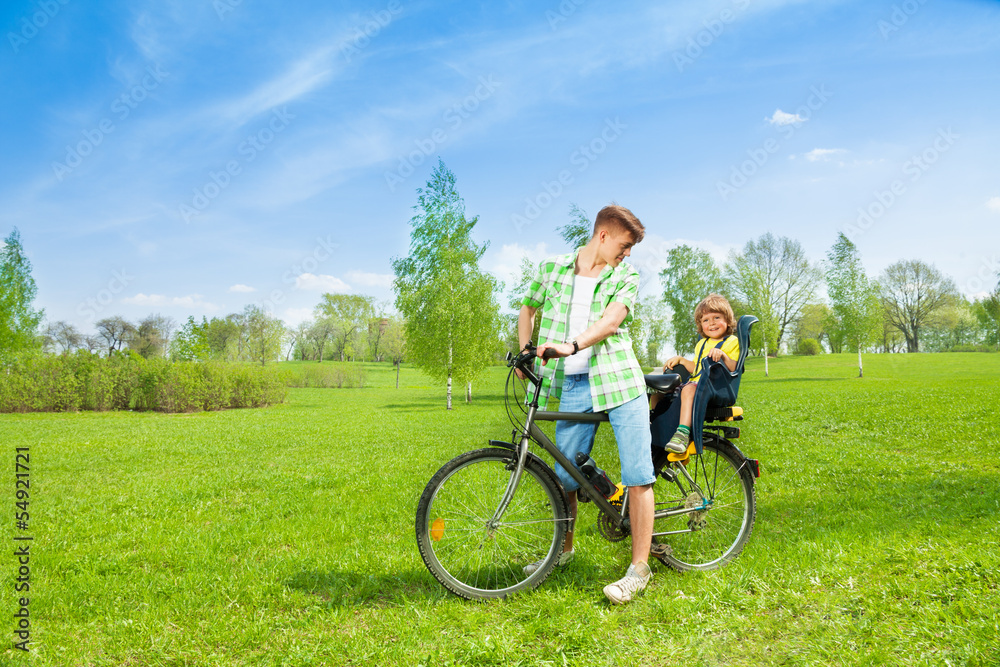 骑自行车带孩子的男子