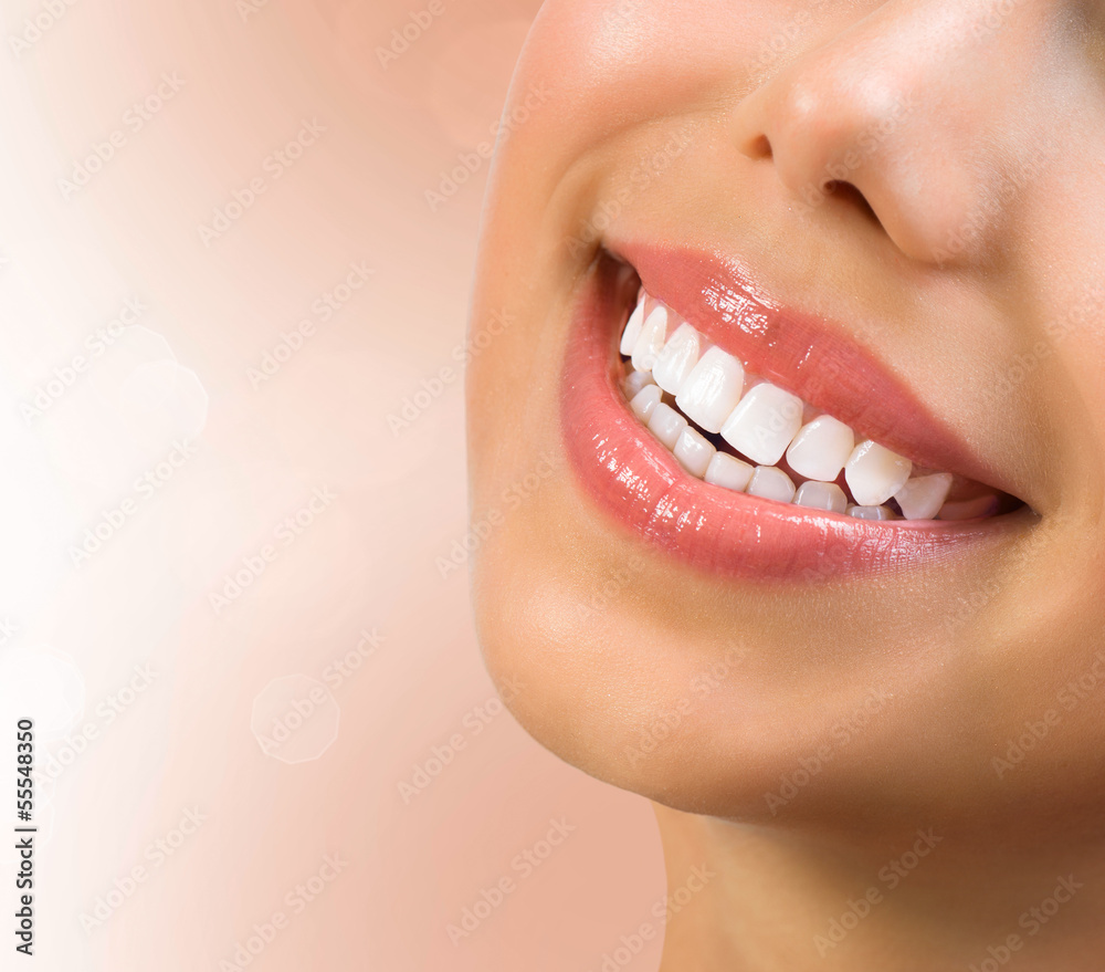 健康微笑。牙齿美白。牙齿护理理念