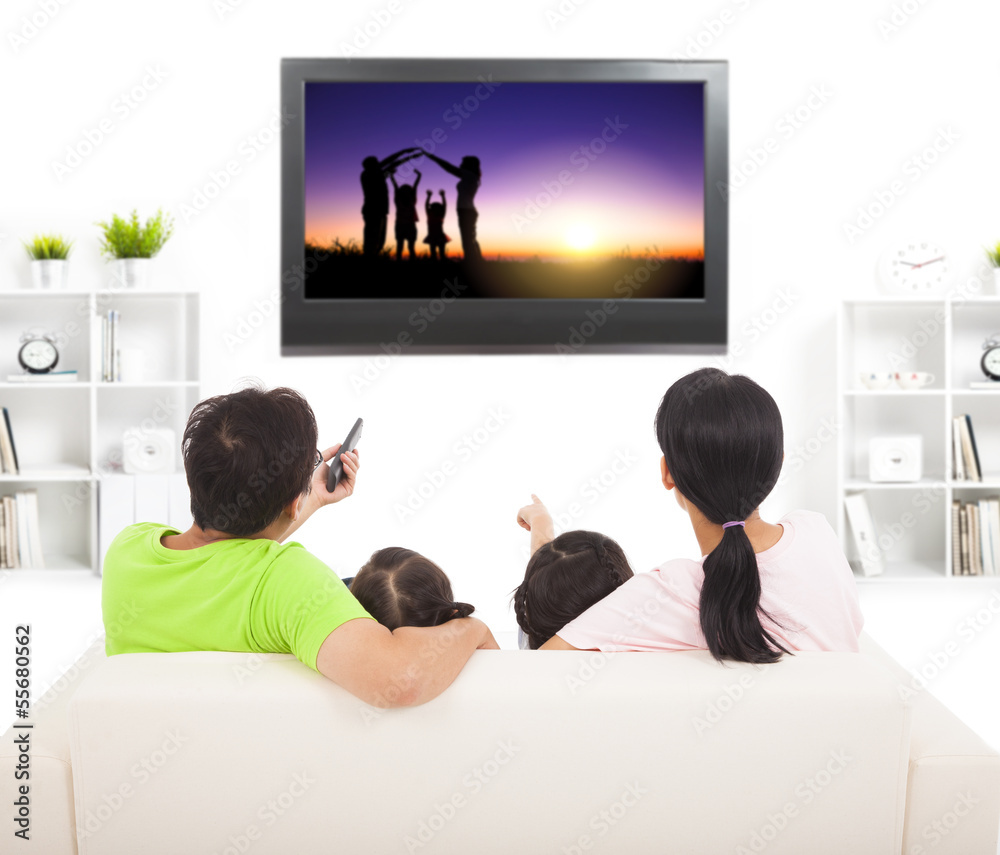 一家人在客厅看电视
