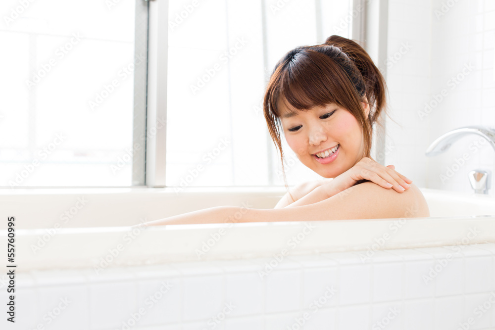 亚洲美女在浴室放松