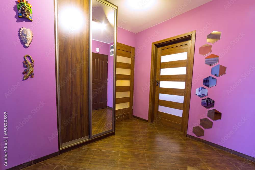 紫色大厅内部，棕色瓷砖