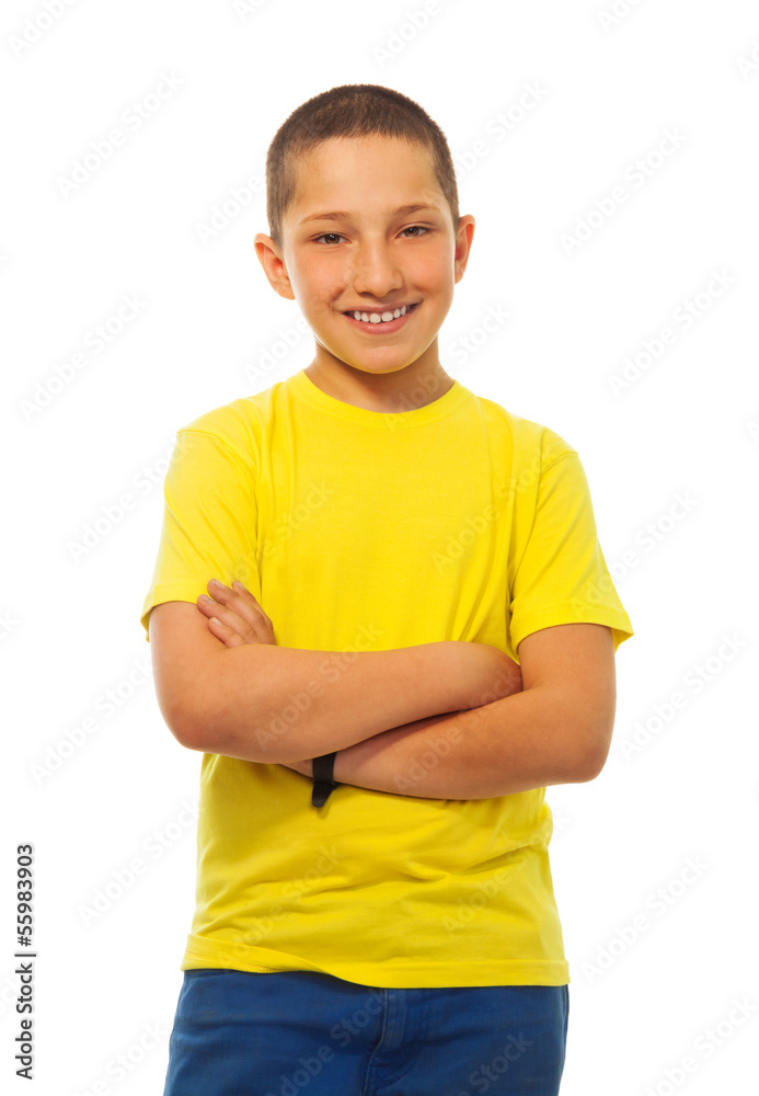 穿着黄色衬衫的自信男孩