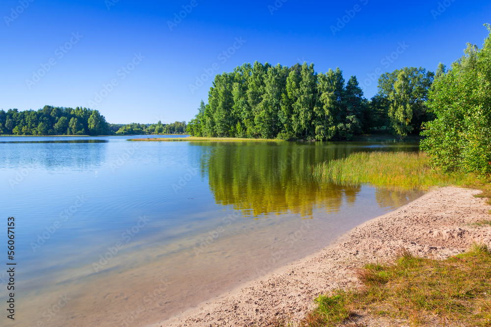 波兰湖边的夏日风景
