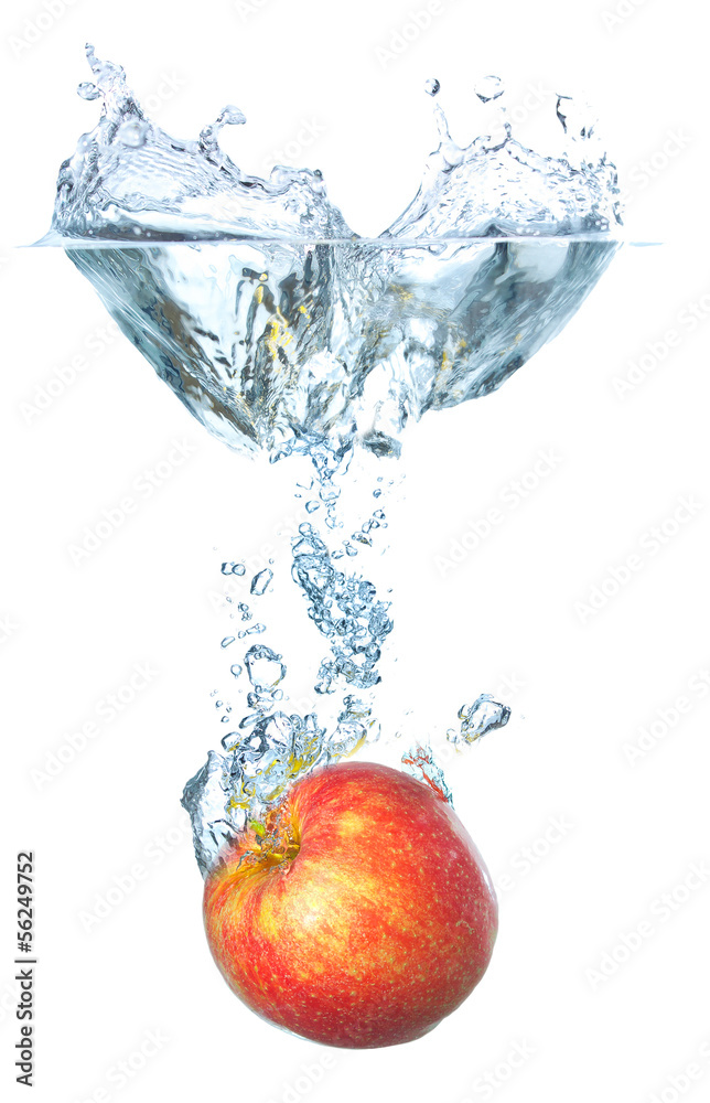 多汁的苹果和飞溅的水。健康美味的食物