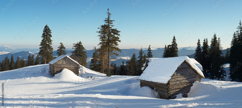 冬季山谷中的房子
