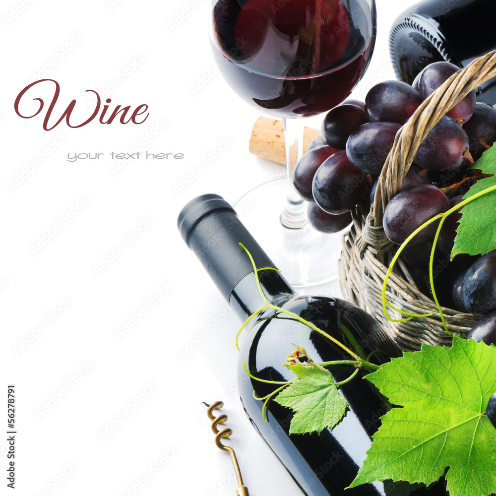 一瓶红葡萄酒配新鲜收获的葡萄