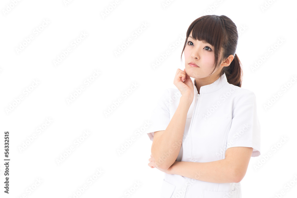 年轻的亚洲护士在白人背景下思考