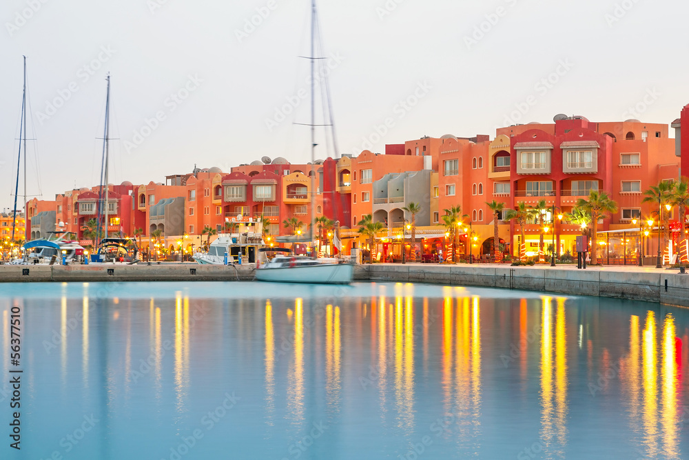 埃及黄昏时分赫尔格达码头的美丽建筑