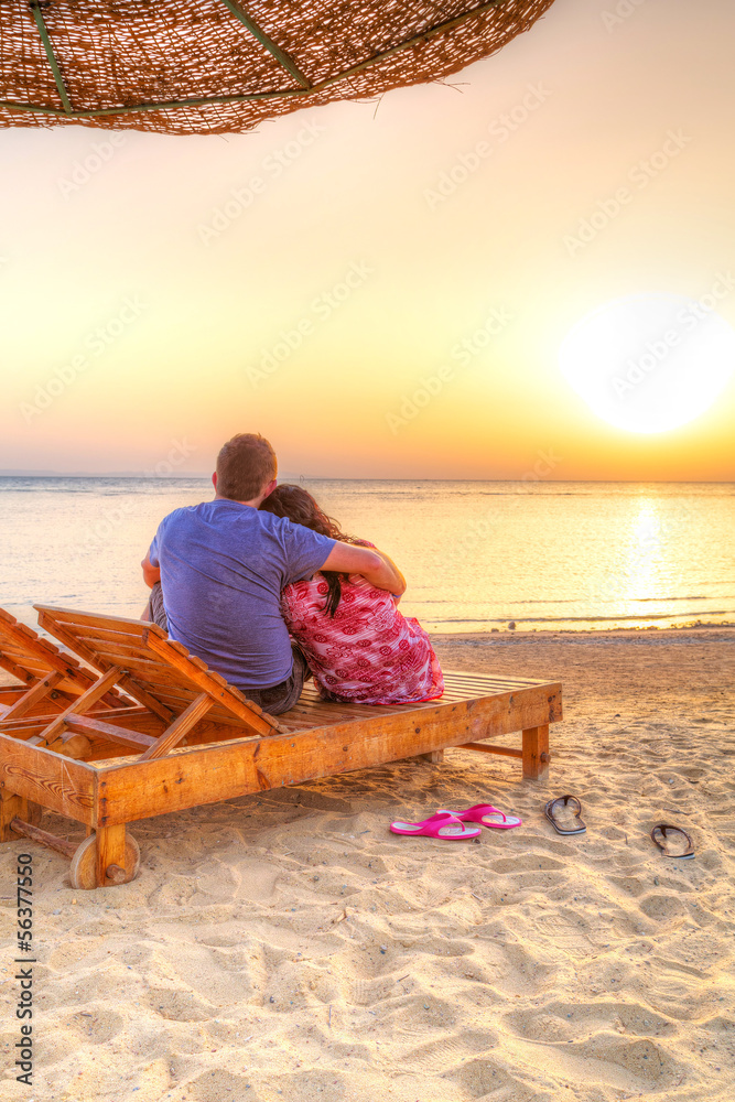 情侣拥抱在一起看埃及红海日出