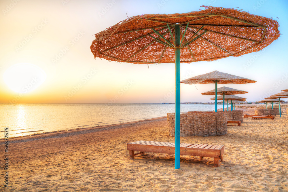 埃及红海海滩上的遮阳伞下度假