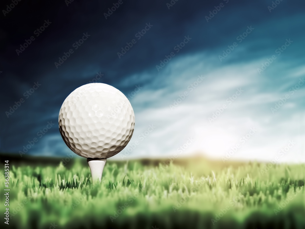 高尔夫球放置在绿色草地高尔夫球场的白色高尔夫球座上