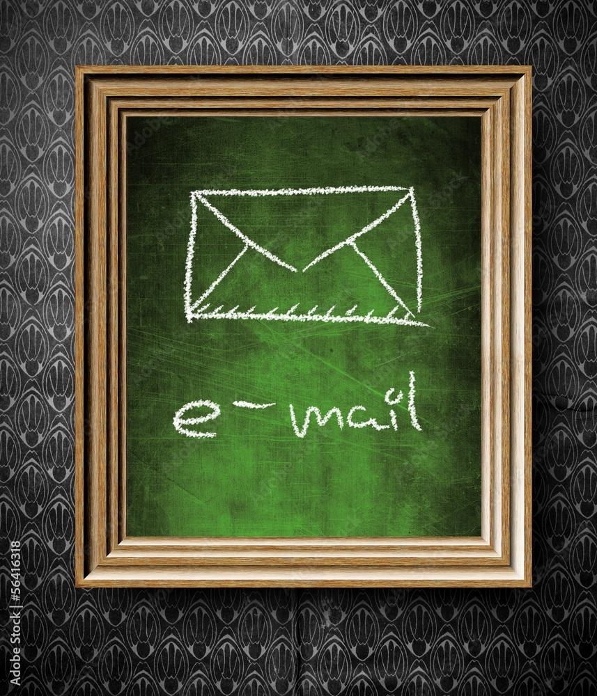 旧木框中的电子邮件符号黑板