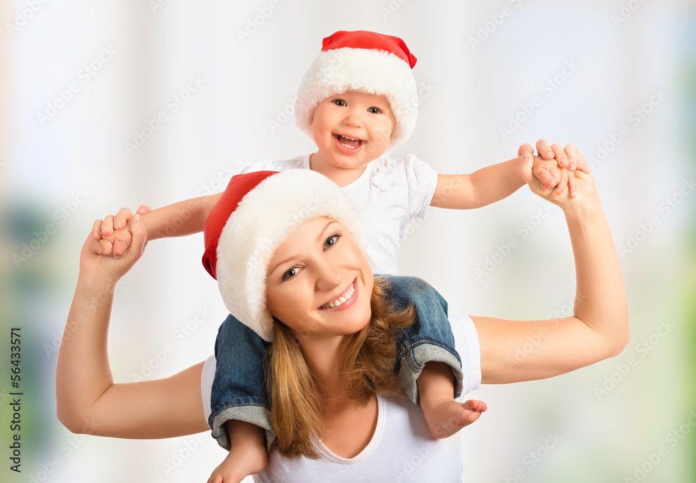戴着圣诞帽的幸福家庭母亲和婴儿