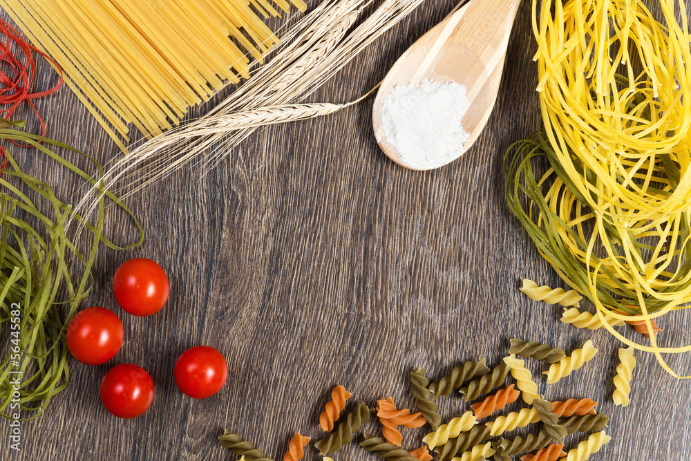 意大利面、西红柿和面粉放在勺子上