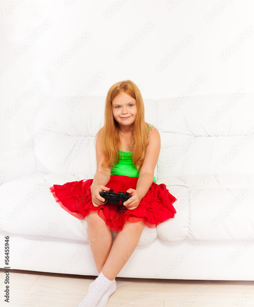 沙发上玩电子游戏的女孩
