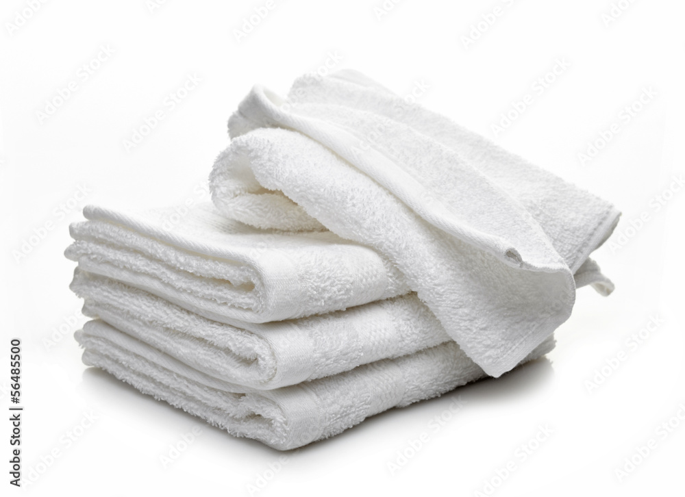 白色背景上的一堆白色酒店毛巾