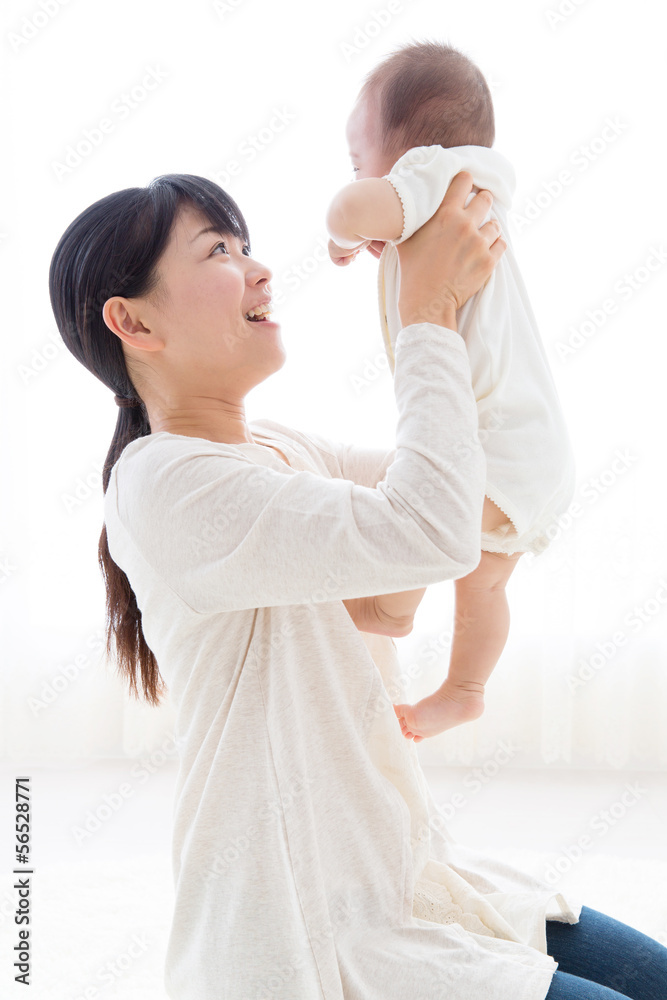 亚洲婴儿和母亲放松