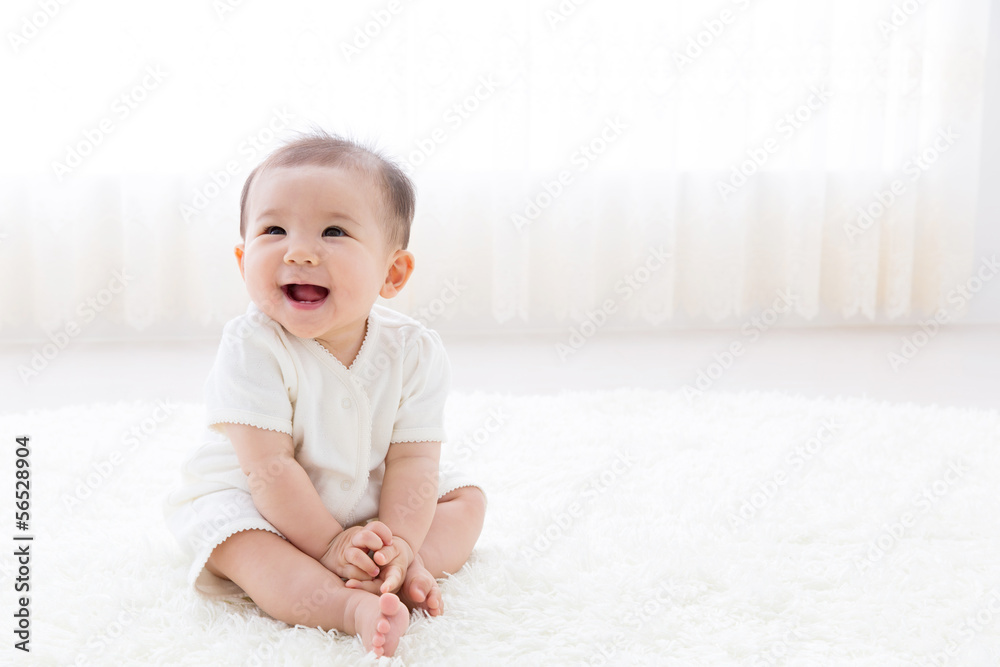 亚洲宝宝在地毯上放松