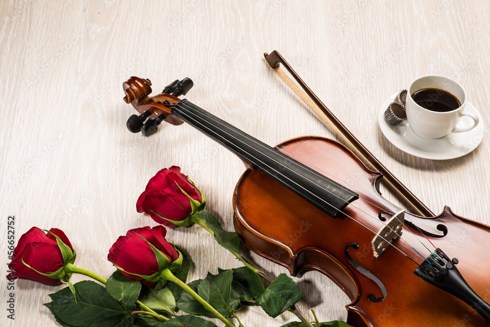 小提琴、玫瑰、咖啡和音乐书籍