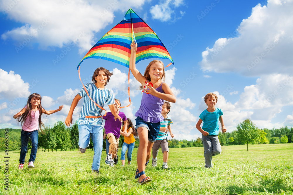 许多活泼的孩子带着风筝