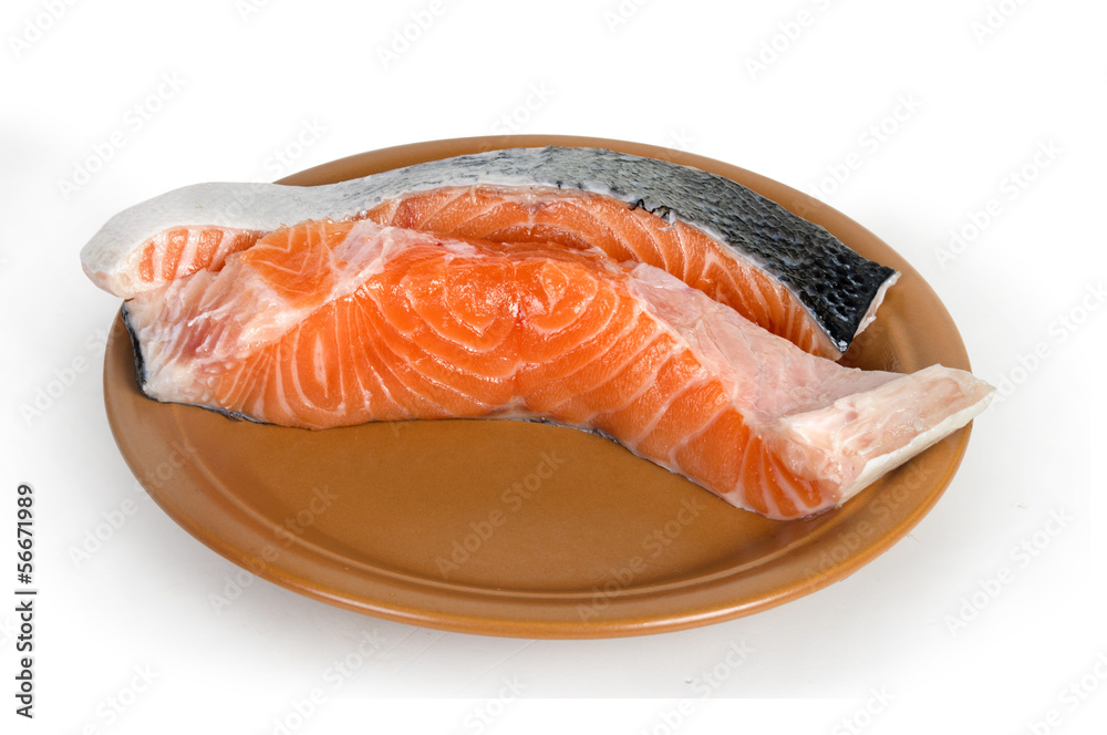 白色盘子里的红鱼