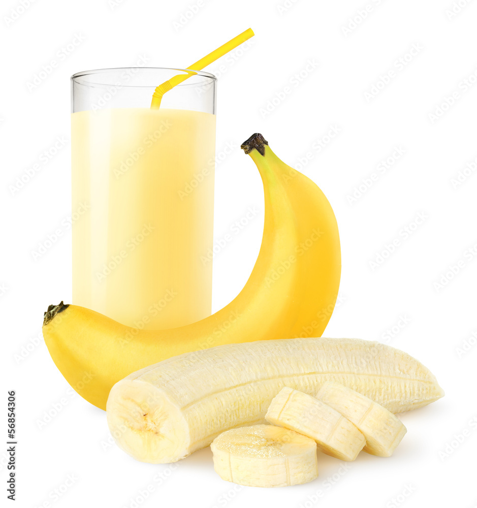 隔离水果饮料。玻璃杯中的新鲜香蕉奶昔和白底隔离的香蕉片