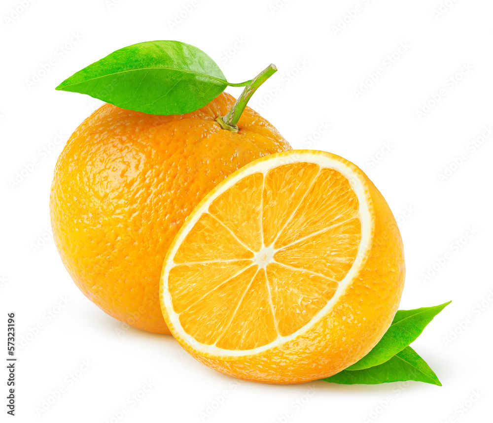 分离的橙色。在白色背景上分离的完整和切割的橙色果实