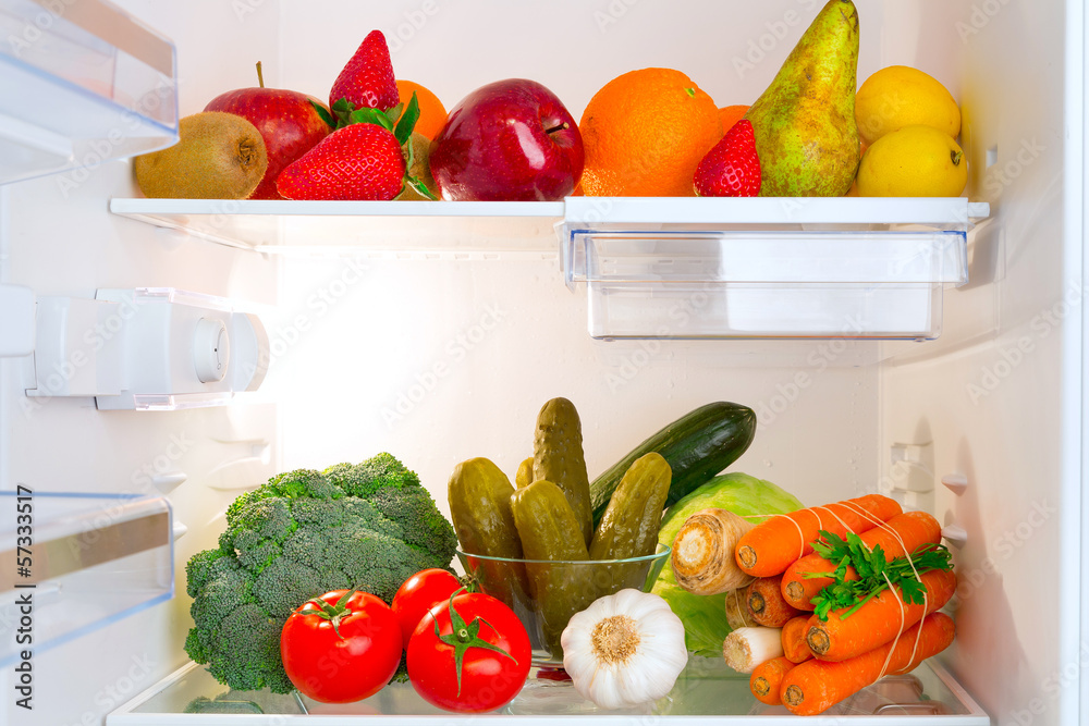 装满健康水果和蔬菜的冰箱